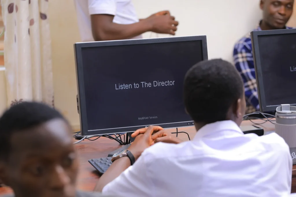 MultiPoint teacher broadcast message shown on student screens