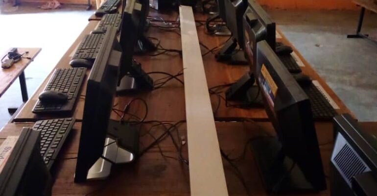 Long rows of MultiPoint Server stations in a school computer lab