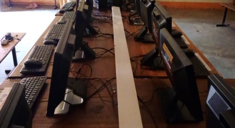 Long rows of MultiPoint Server stations in a school computer lab