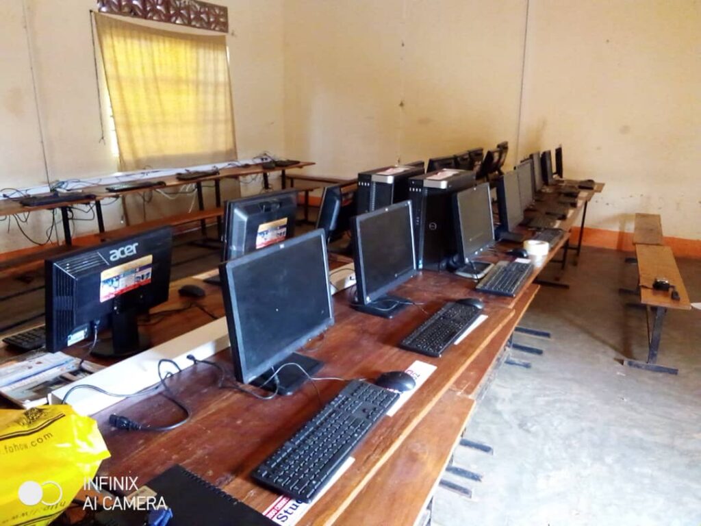 Energy-efficient school computer lab with MultiPoint Server monitors